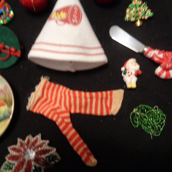 JUNK DRAWER VINTAGE CHRISTMAS DOLL HOLDERS JEWELRY BEADS ETC. LOT - Picture 7 of 10